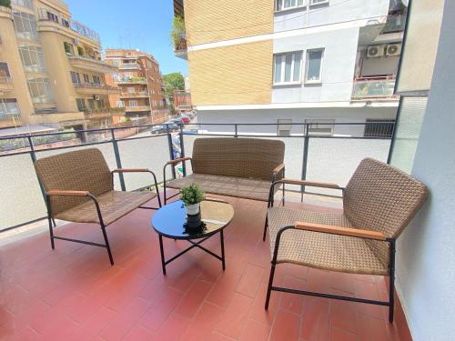 Golden Essence Apartment - terrace & metro, Рим (фото 4)