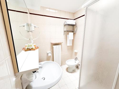 One-Bedroom Apartment with Lake View image 10