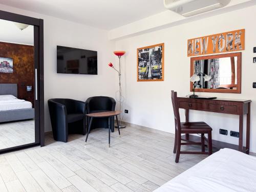 One-Bedroom Apartment with Pool View image 7