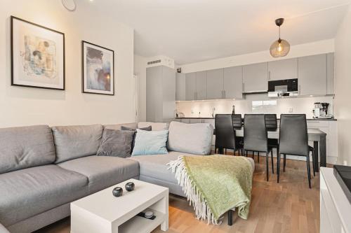 Dinbnb Apartments I 1 minute to tram! Newly built with balcony & 3 beds in Arstad