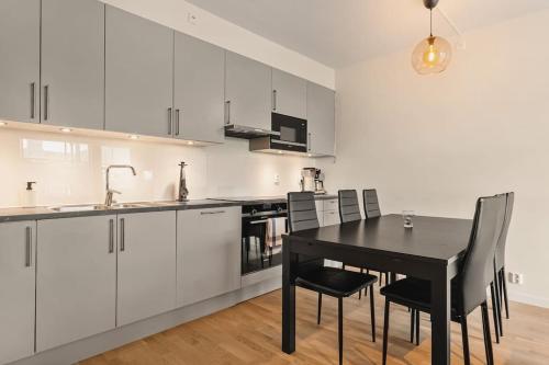 مطبخ, Dinbnb Apartments I 1 minute to tram! Newly built with balcony & 3 beds in Arstad