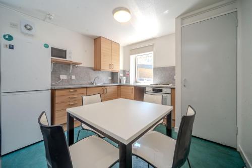 JOIVY Affordable 2, 4, 5 and 6 bed private flats, in Historic Old Town 5