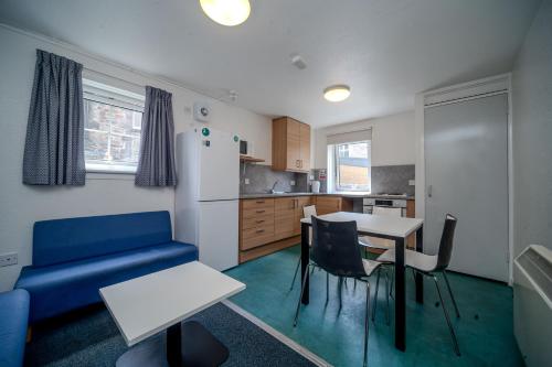 JOIVY Affordable 2, 4, 5 and 6 bed private flats, in Historic Old Town 2