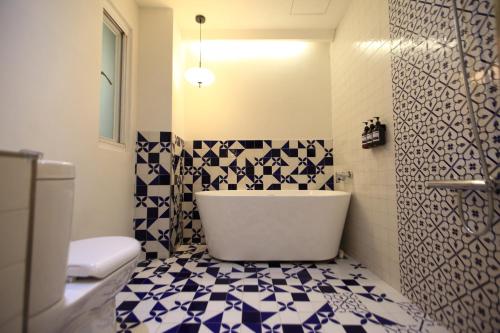 Deluxe Double Room with Bath image 10