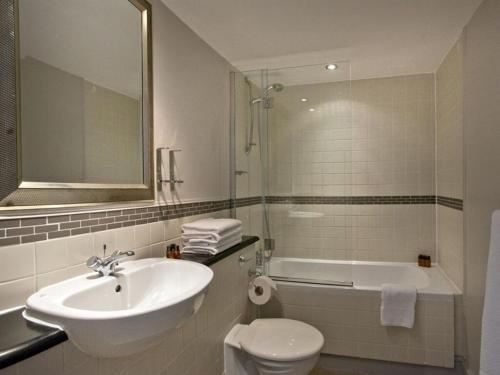 The Red Lion Hotel - image 10
