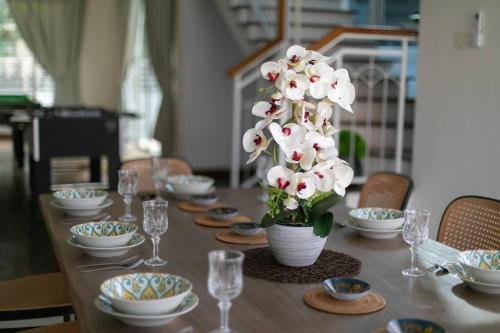 Tanjung Bungah 5BR Villa w pool 20pax