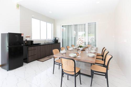 Tanjung Bungah 5BR Villa w pool 20pax