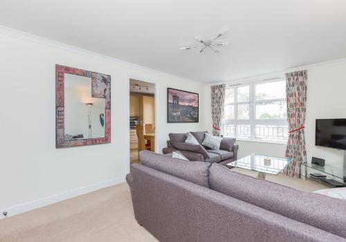 388 Fabulous 2 bedroom apartment with parking 2 minutes walk from the Royal Mile - image 13