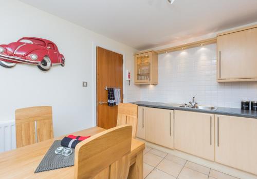 388 Fabulous 2 bedroom apartment with parking 2 minutes walk from the Royal Mile - image 5