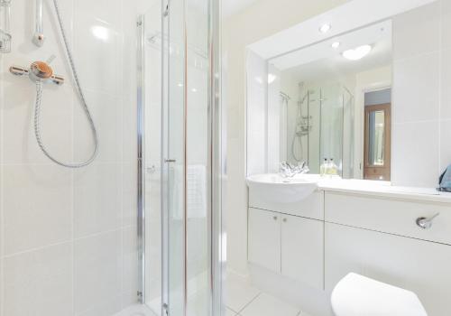 388 Fabulous 2 bedroom apartment with parking 2 minutes walk from the Royal Mile - image 14