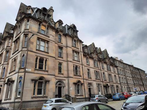 297 - Charming spacious 2 bedroom apartment in the center of Edinburgh's Old Town