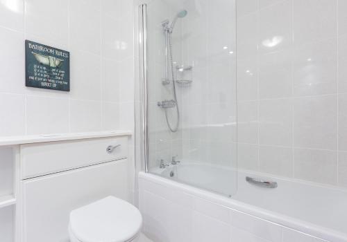 388 Fabulous 2 bedroom apartment with parking 2 minutes walk from the Royal Mile - image 4