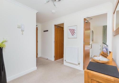 388 Fabulous 2 bedroom apartment with parking 2 minutes walk from the Royal Mile - image 11