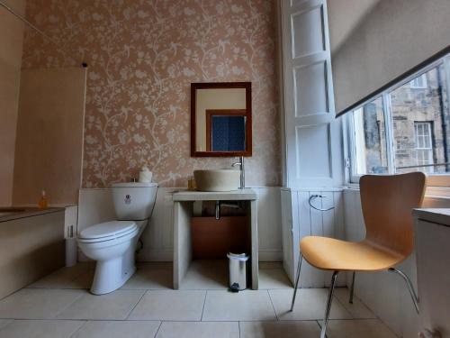 297 - Charming spacious 2 bedroom apartment in the center of Edinburgh's Old Town - image 9