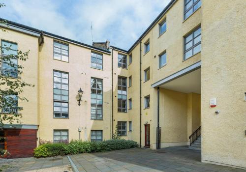 388 Fabulous 2 bedroom apartment with parking 2 minutes walk from the Royal Mile - image 3