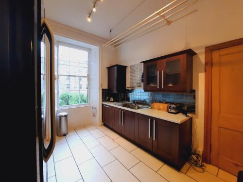 297 - Charming spacious 2 bedroom apartment in the center of Edinburgh's Old Town - image 4