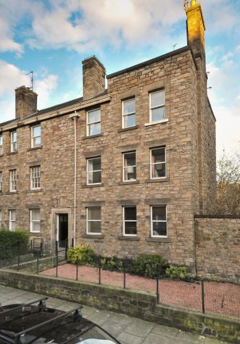 367 Comfortable 2 bedroom apartment on the edge of Edinburgh's historic Old Town