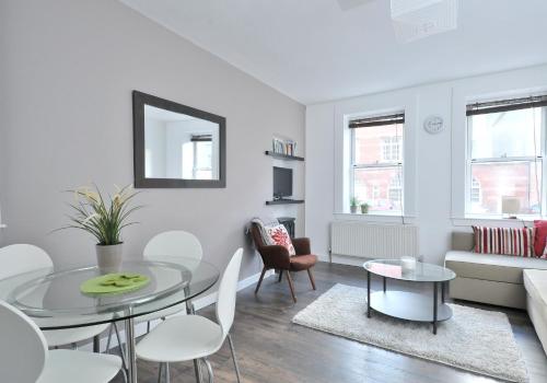 367 Comfortable 2 bedroom apartment on the edge of Edinburgh's historic Old Town - image 3