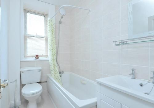 367 Comfortable 2 bedroom apartment on the edge of Edinburgh's historic Old Town - image 5