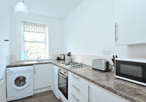 367 Comfortable 2 bedroom apartment on the edge of Edinburgh's historic Old Town - image 8