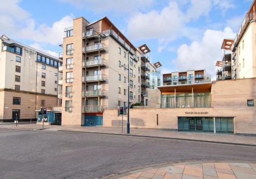 379 Luxury 3 bedroom city centre apartment with private parking and lovely views over Arthur's seat