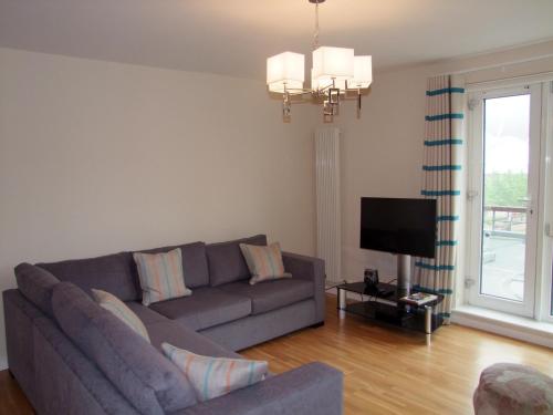379 Luxury 3 bedroom city centre apartment with private parking and lovely views over Arthur's seat - image 11