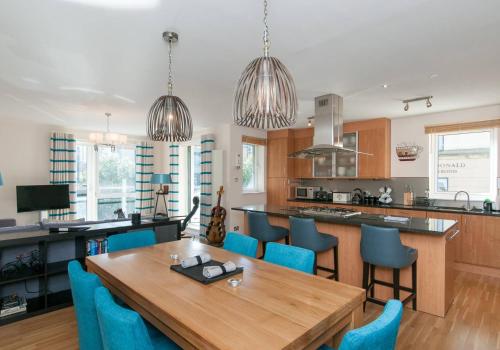 379 Luxury 3 bedroom city centre apartment with private parking and lovely views over Arthur's seat - main image