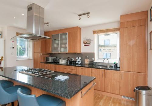379 Luxury 3 bedroom city centre apartment with private parking and lovely views over Arthur's seat - image 8