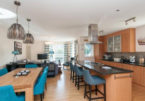 379 Luxury 3 bedroom city centre apartment with private parking and lovely views over Arthur's seat - image 3