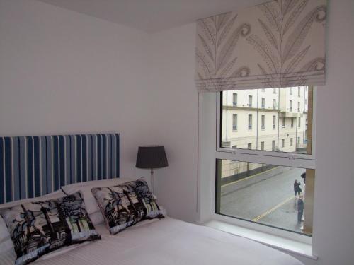 379 Luxury 3 bedroom city centre apartment with private parking and lovely views over Arthur's seat - image 2