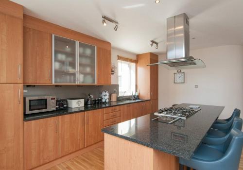 379 Luxury 3 bedroom city centre apartment with private parking and lovely views over Arthur's seat - image 5