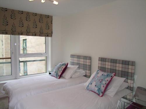 379 Luxury 3 bedroom city centre apartment with private parking and lovely views over Arthur's seat - image 14