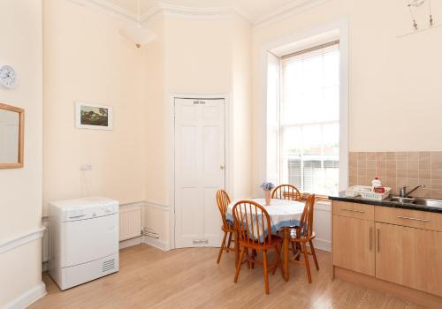 363 Spacious 3 bedroom 18th century property in the city centre - image 7