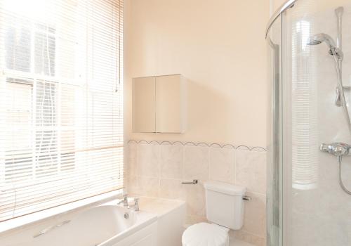 363 Spacious 3 bedroom 18th century property in the city centre - image 13