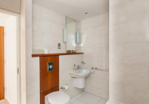 379 Luxury 3 bedroom city centre apartment with private parking and lovely views over Arthur's seat - image 7