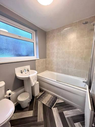 Picture of 2 Bedroom Home With Free Parking