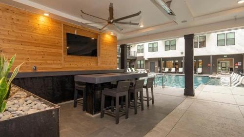 Downtown Austin Suites with Pool and Trail Access in Austin, USA