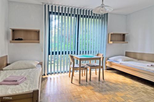 2 twin beds