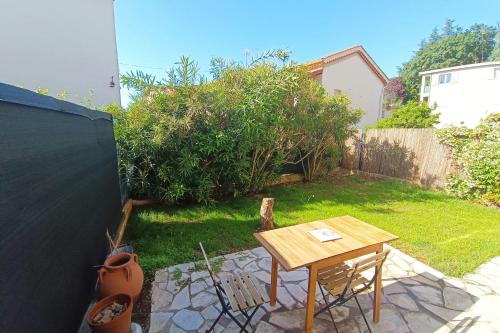 Refurbished apartment with terrace and garden, Ницца