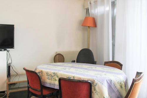 Nest with balcony overlooking the Eiffel Tower - image 2