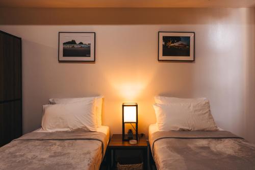 2 twin beds