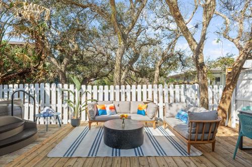 Coastal Cottage with Hot Tub in Private Backyard in St. Augustine, USA
