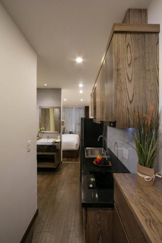 Superior King Studio with Window, Bathtub and Kitchen image 9
