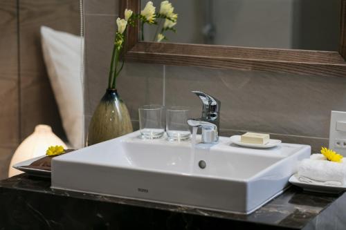 Superior King Studio with Window, Bathtub and Kitchen image 5