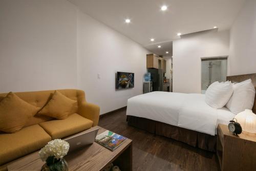 Superior King Studio with Window, Bathtub and Kitchen image 1