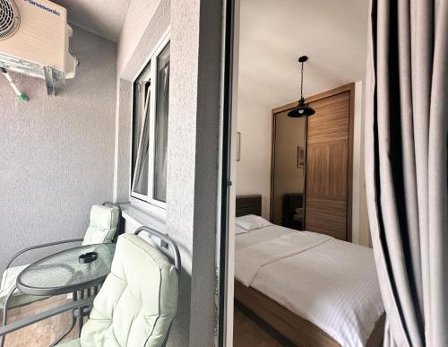 One-Bedroom Apartment image 8