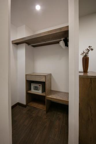 Deluxe King Studio with Bathtub and Kitchen image 8