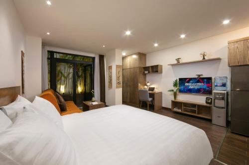 Deluxe King Studio with Bathtub and Kitchen image 1