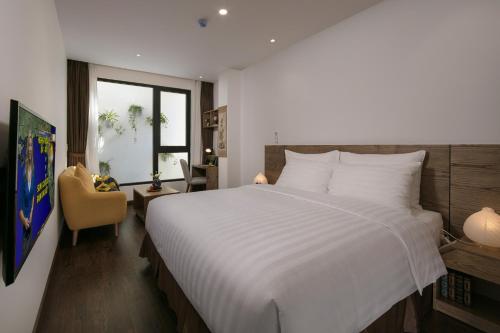 Deluxe King Studio with Bathtub and Kitchen image 10