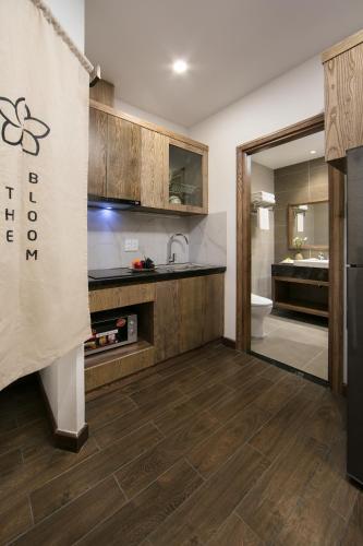 Deluxe King Studio with Bathtub and Kitchen image 5